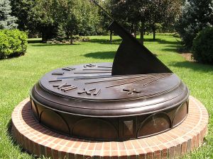 800px-Omaha_Bronze_Sundial_by_Carmichael