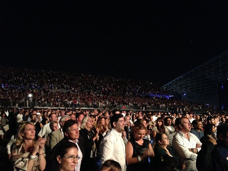 800px-Bocelli-concert-crowd-in-abu-dhabi-du-arena-du-live.jpg